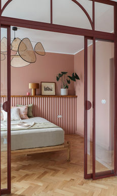 Doppelschiebetür mit Oberlicht in Perlmuttrosa im Schlafzimmer