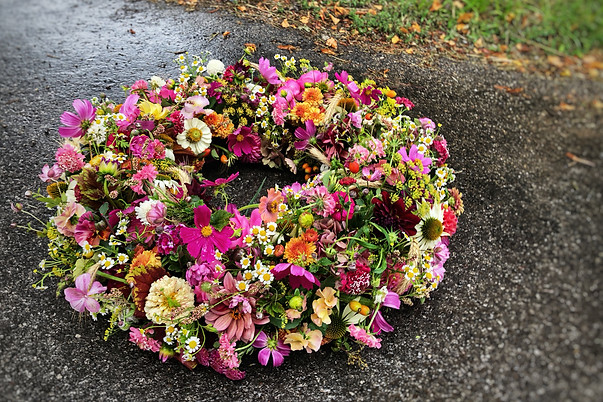 Die Vielfalt des Herbstes im Trauerkranz vereint
