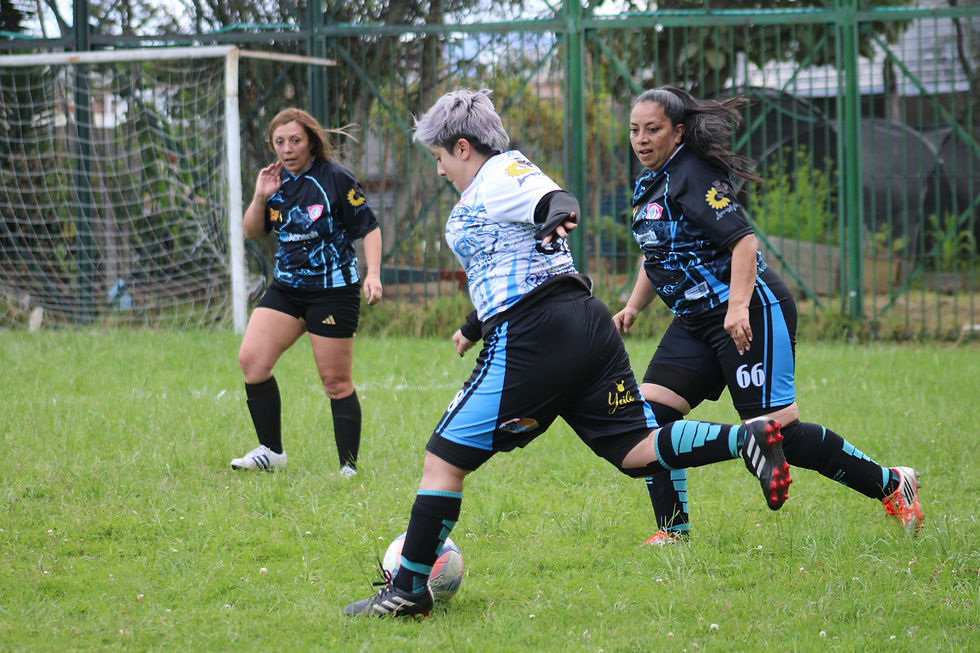 Jugadoras de la 30+ Primer Torneo de Fútbol practicado por Mujeres y Diversiades, Bogotá 2025. Foto: Juliana Marín