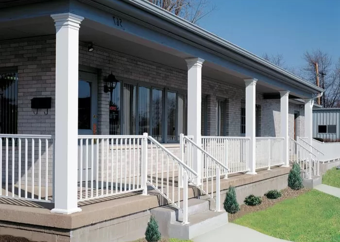 aluminum-square-smooth-columns-railing-storefront_edited.jpg