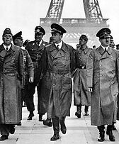 A Histórica foto da ocupação de Paris em 1940: Speer caminha ao lado direito de Hitler.