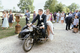 arrivée des mariés en side-car - Château de Planchevienne - Magny Cours (58)