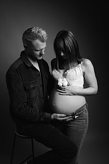 Photographie grossesse en studio en couple - style épuré, sobre et intemporel - shooting photo femme enceinte - photo en noir et blanc - Séance maternité - Photographe Nièvre Bourgogne