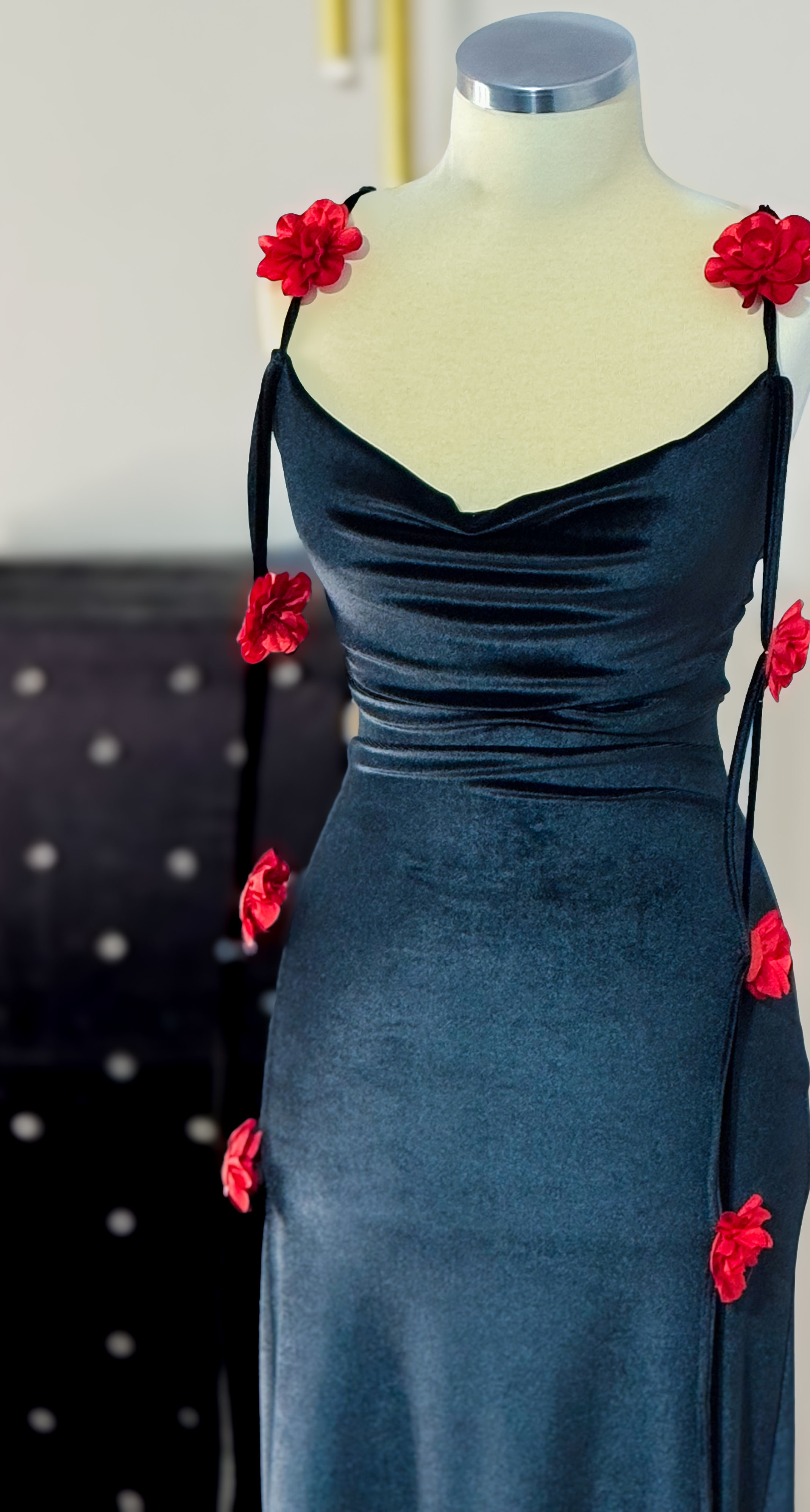 Siyah elbise kırmızı detaylı, İthal tasarım pliseli astarlı siyah etek, özel tasarım elbise.