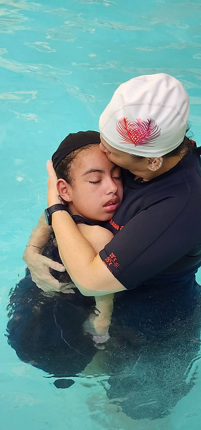 DUAS PESSOAS SE ABRAÇANDO A MAIS ALTA BEIJANDO A TESTA DA MENOR