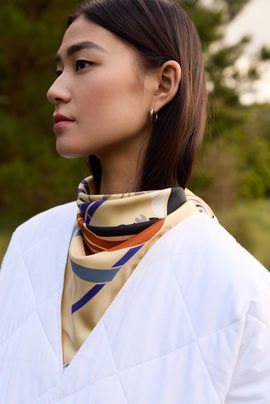 Portrait mannequin femme foulard soie imprimé, fond beige, shooting mode luxe accessoires Bretagne — Charlaine Croguennec.