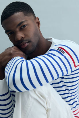 Photographe mode Bretagne, robe rayée Armor Lux captée dans la lumière naturelle du studio Côte à Côte.