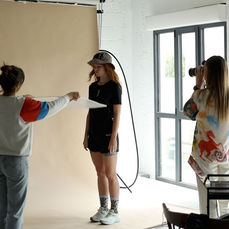 Shooting photo portrait avec fond coloré dans le studio lumière du jour à Brest à la location