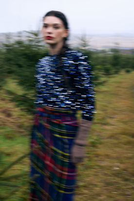 Photographe de mode en Bretagne pour une série éditoriale de Noël en forêt avec tenues rétro et lumière naturelle.