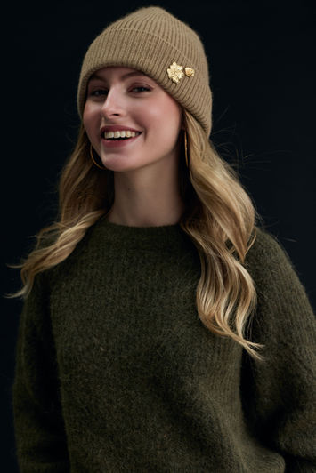 Mise en valeur des bijoux Atelier Helloco lors d’un shooting à Paris avec mannequin professionnelle.
