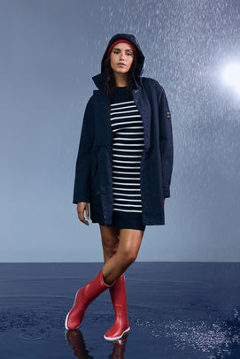 Photographe de mode capture look homme Bermudes en veste technique en studio