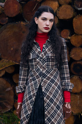 Photographe lifestyle Bretagne pour éditorial hiver entre tradition et modernité.