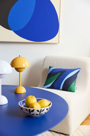 Photographe déco intérieure Paris, shooting lifestyle couleur et textures textiles élégantes.