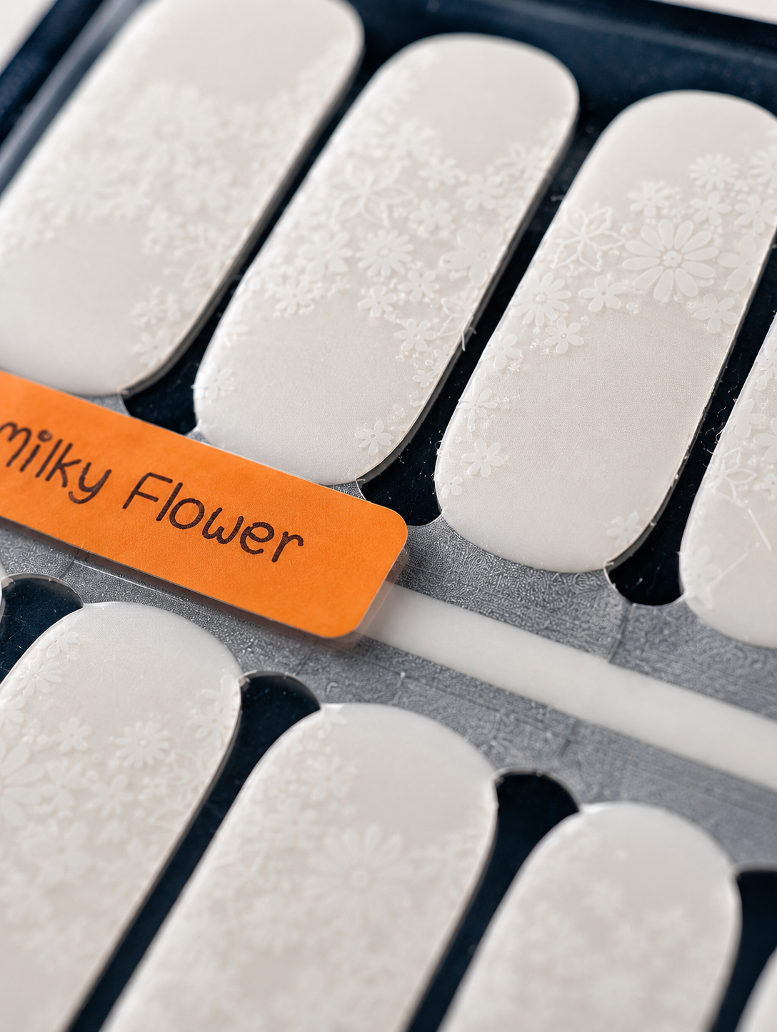 Milky Flower Nagelfolien mit zartem Blumenmuster
