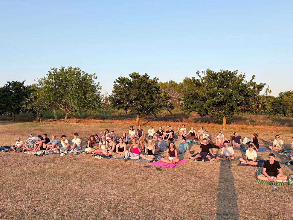 Tag 6: Schlumpftag mit Sonnenfinsternis & Karaoke