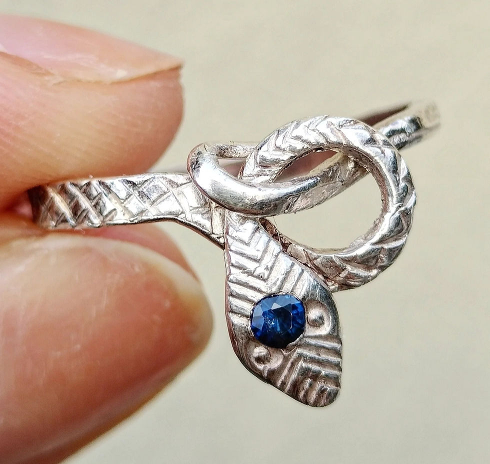 Miniaturbild: Antique Silver Snakering with Sapphire