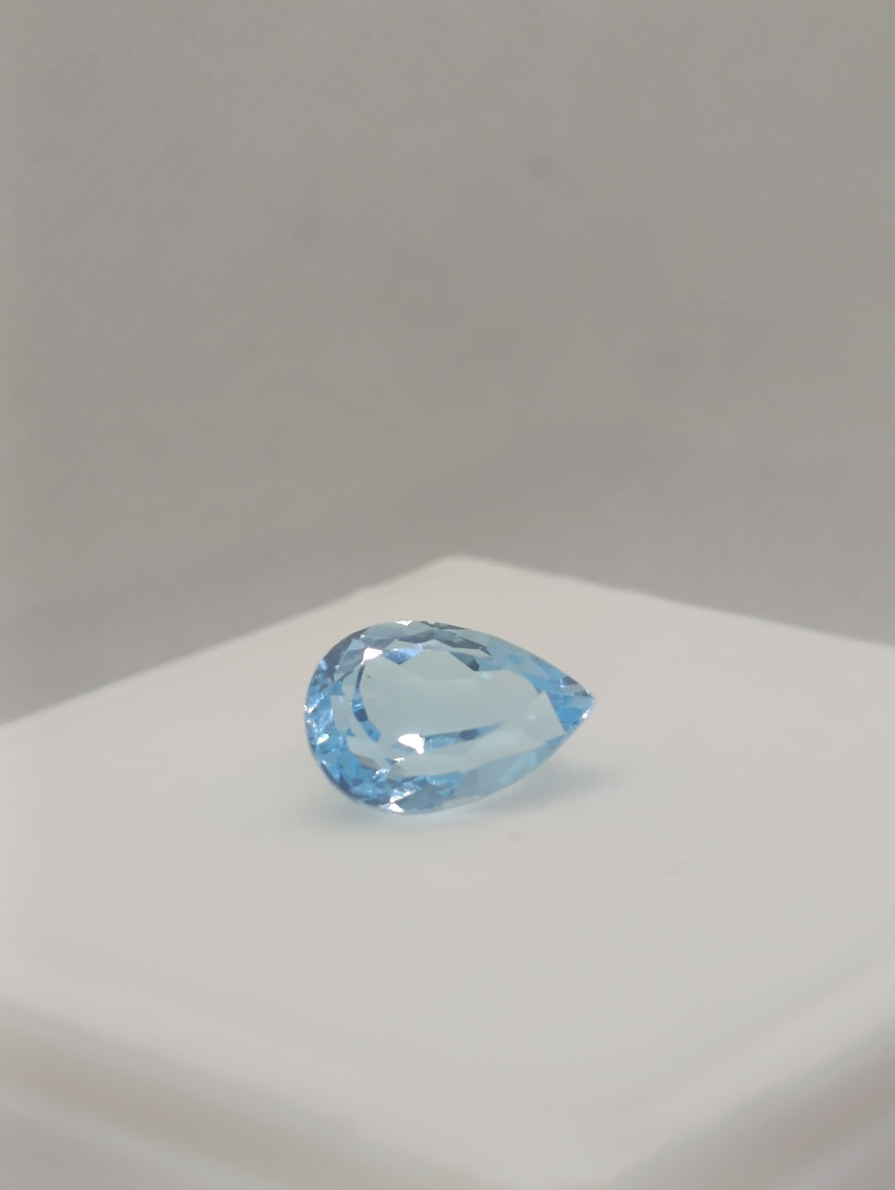 Thumbnail: neutral blue topaz   7.05 ct