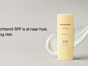 House of Hur Weightless Sun Fluid naast een witte zonnebrandcrème-swatch met de tekst ‘SPF is your BFF’.