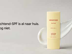 House of Hur Weightless Sun Fluid naast een witte zonnebrandcrème-swatch met de tekst ‘SPF is your BFF’.