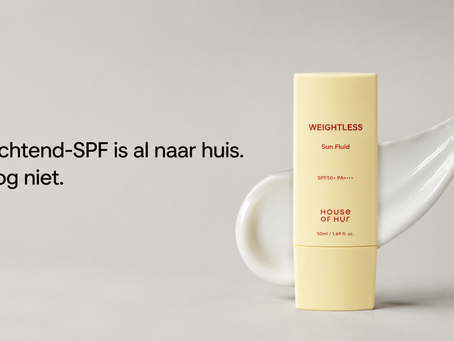 House of Hur Weightless Sun Fluid naast een witte zonnebrandcrème-swatch met de tekst ‘SPF is your BFF’.