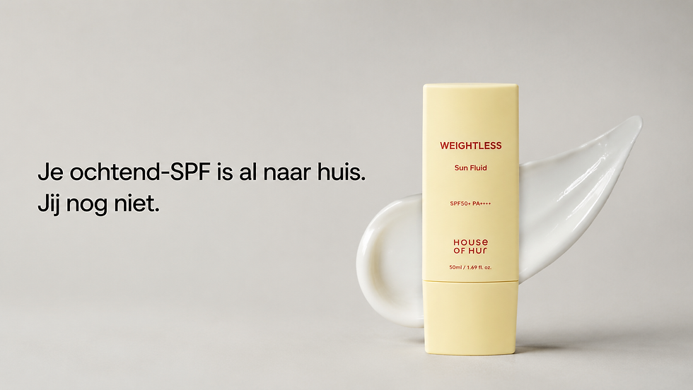House of Hur Weightless Sun Fluid naast een witte zonnebrandcrème-swatch met de tekst ‘SPF is your BFF’.
