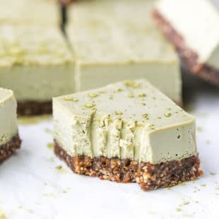 Matcha cheesecake bars met een knapperige bodem.