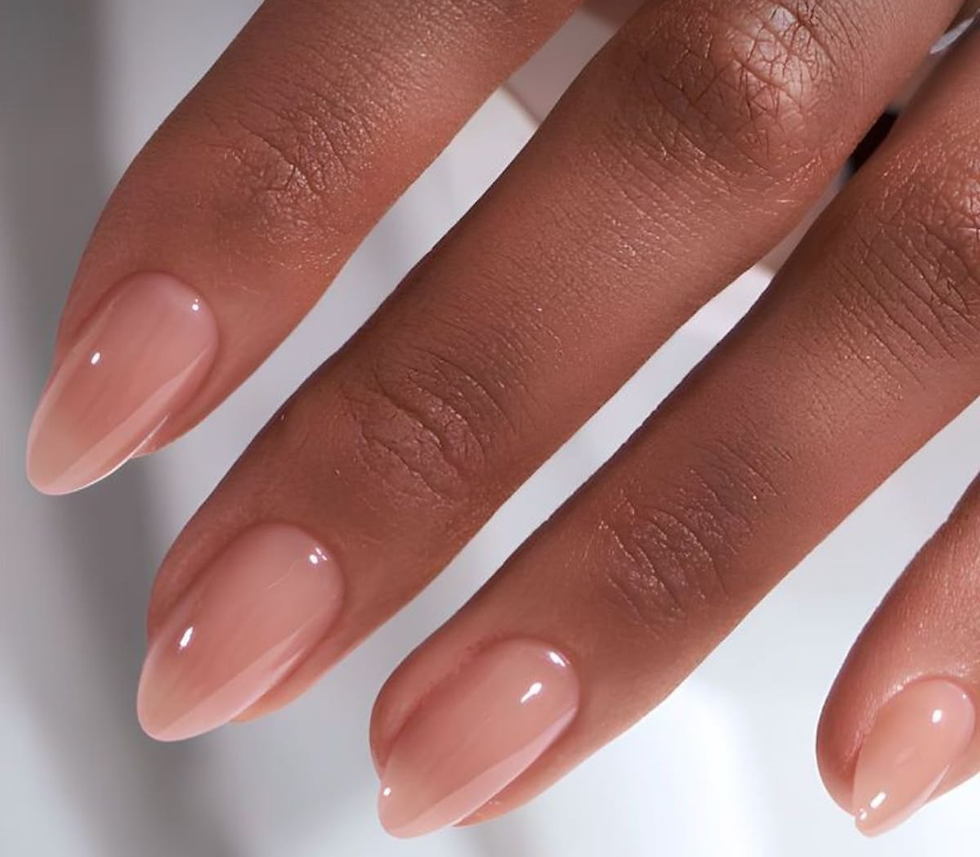 Amandelvorm in taupe beige nagels