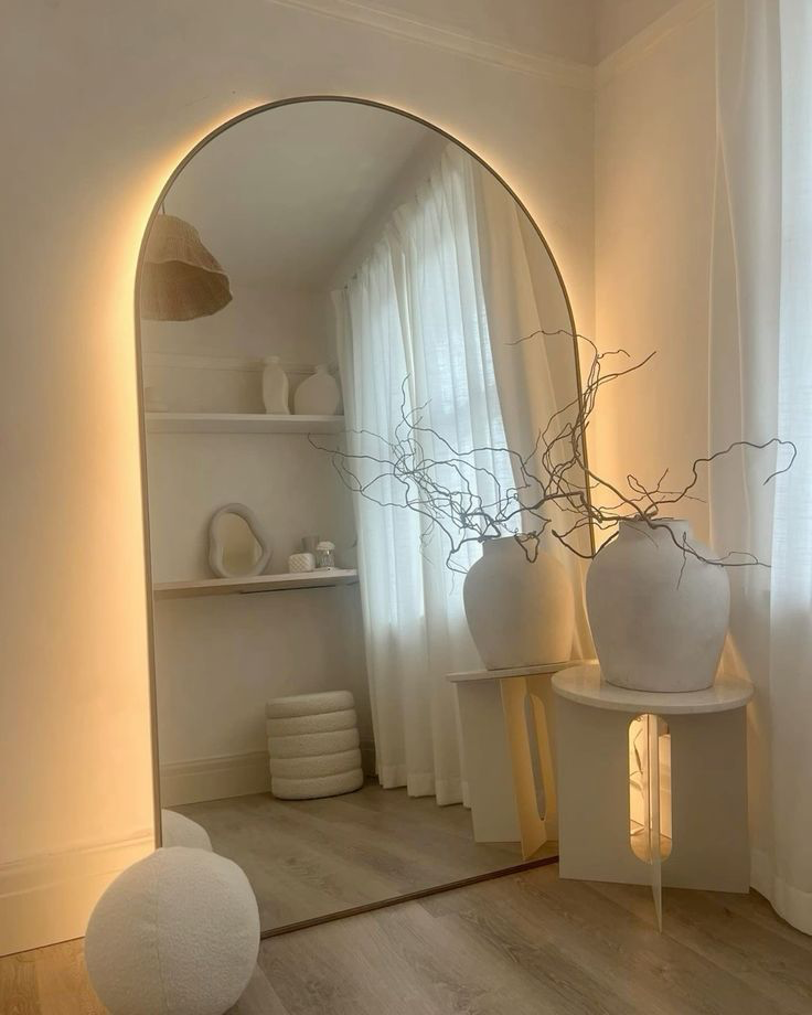 Grote ronde spiegel met rustige styling op een dressoir