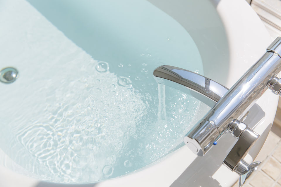 お風呂にお湯をためる