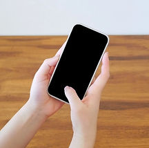 スマホで電話をする手