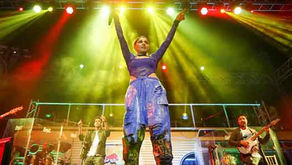 Sunidhi Chauhan performs chartbusters live at Mithibai Kshitij