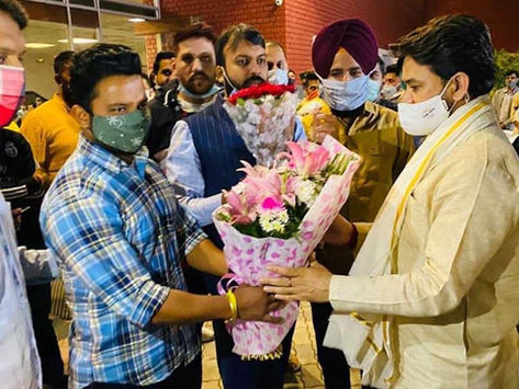 Anurag Thakur celebrates his 46th birthday with BJYM workers in Chandigarh