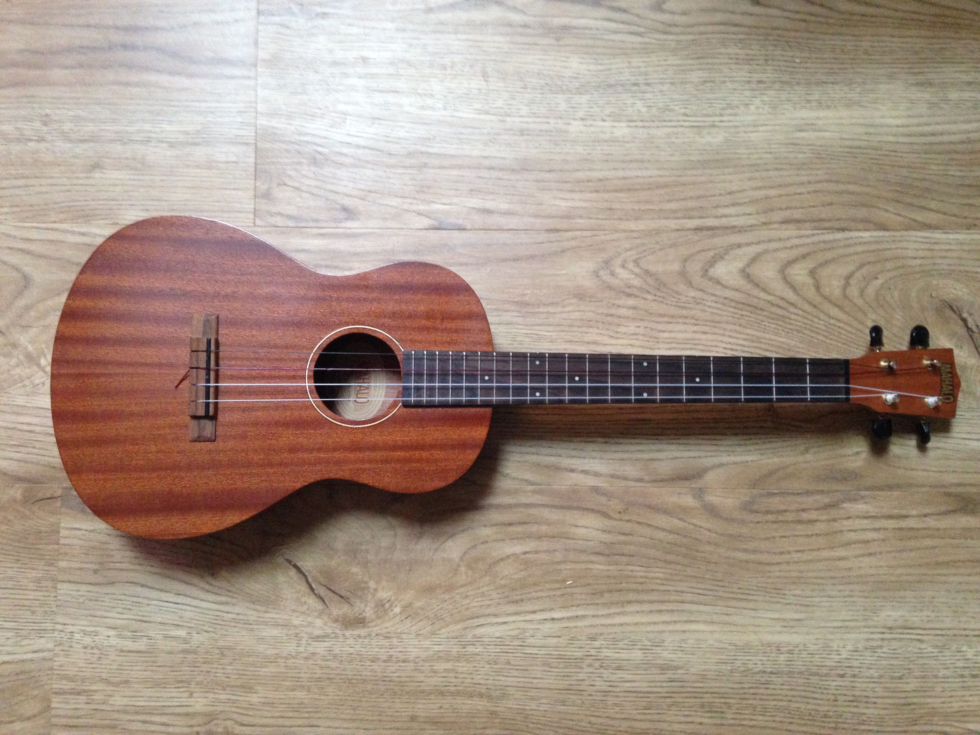 Mahalo bariton ukelele