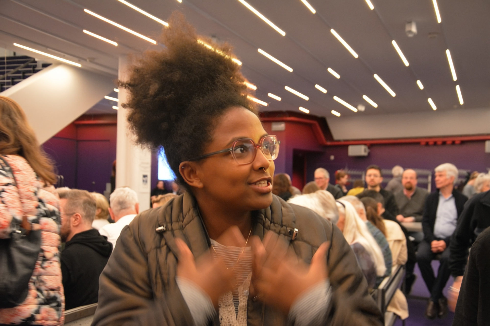 A guest talking in the theatre at Schauspielhaus Zürich, the audience behind her