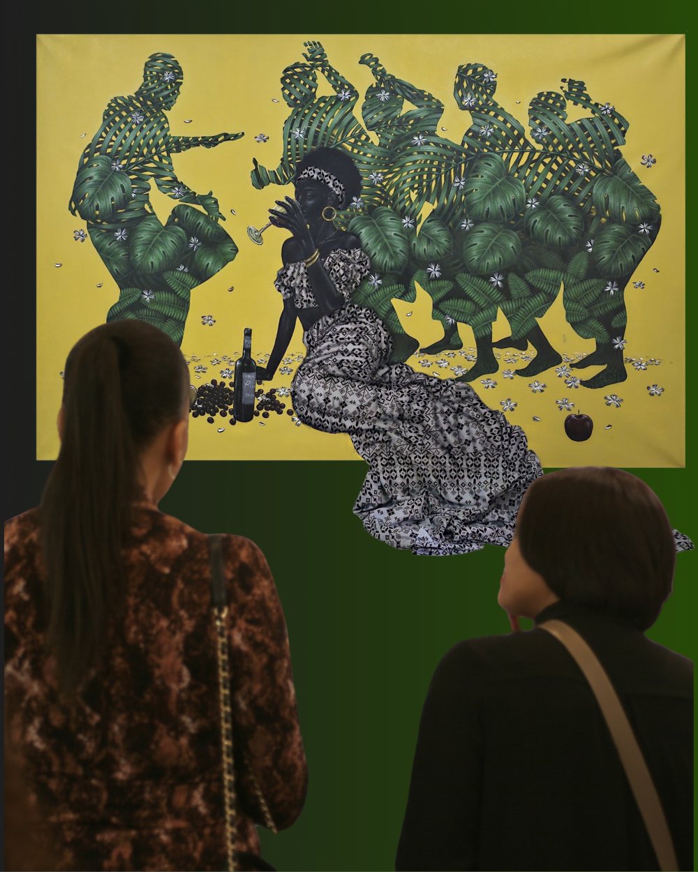 Our invitation: two visitors in front of a painting, on green