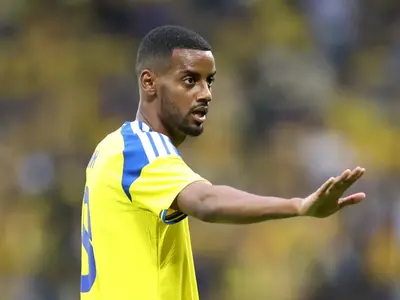 وراء إيزاك قصة وطن.. لماذا يضع نجم السويد علم إريتريا على حذائه؟
