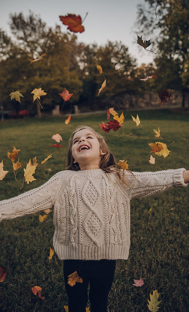 Niña feliz en armonia con naturaleza.jpg
