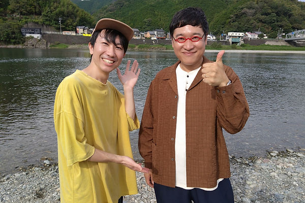 仁淀川の河原で撮影した、UKIKI COFFEE STAND店主うっきーと南海キャンディーズ山ちゃん