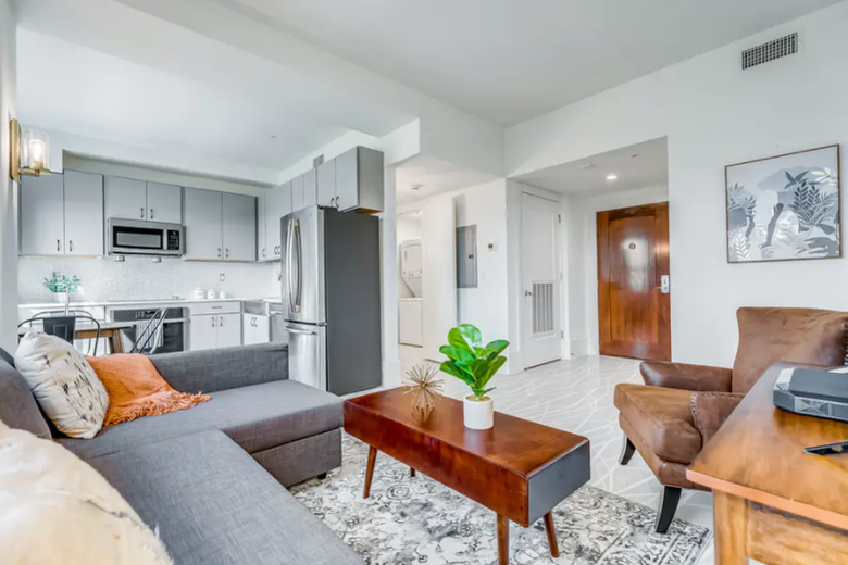 Vacasa living room 2 905.png