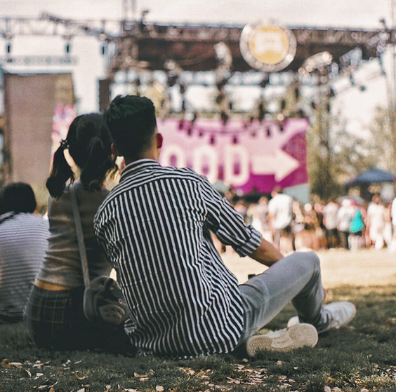 Pärchen sitzt zusammen und genießt das Festival