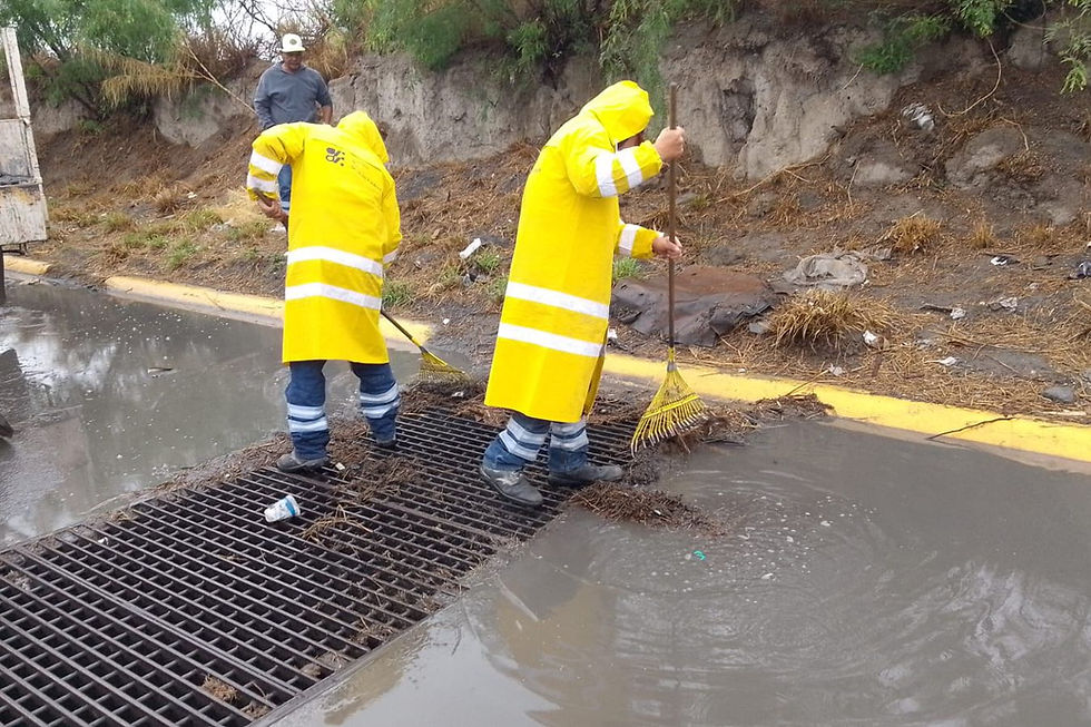 Limpia Monterrey 2,500 parrillas pluviales para prevenir encharcamientos