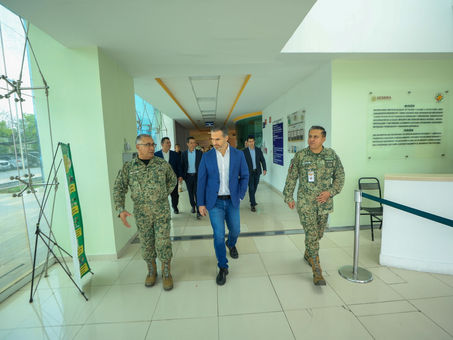 Recorre Adrián de la Garza Hospital Militar Regional