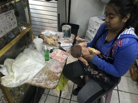 Acuden regiomontanos a reparar a su Niño Dios