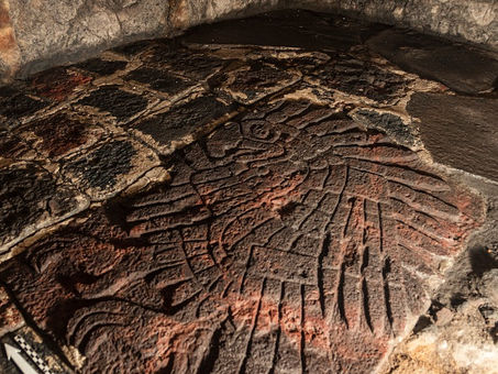 Indaga INAH bajorrelieve de un águila real descubierto recientemente por el Proyecto Templo Mayor