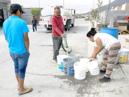 Lleva Escobedo agua a colonias afectadas por la falta del vital lÃquido