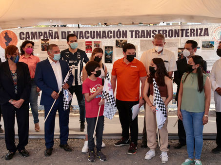 Samuel lleva a los primeros menores a vacunarse a McAllen