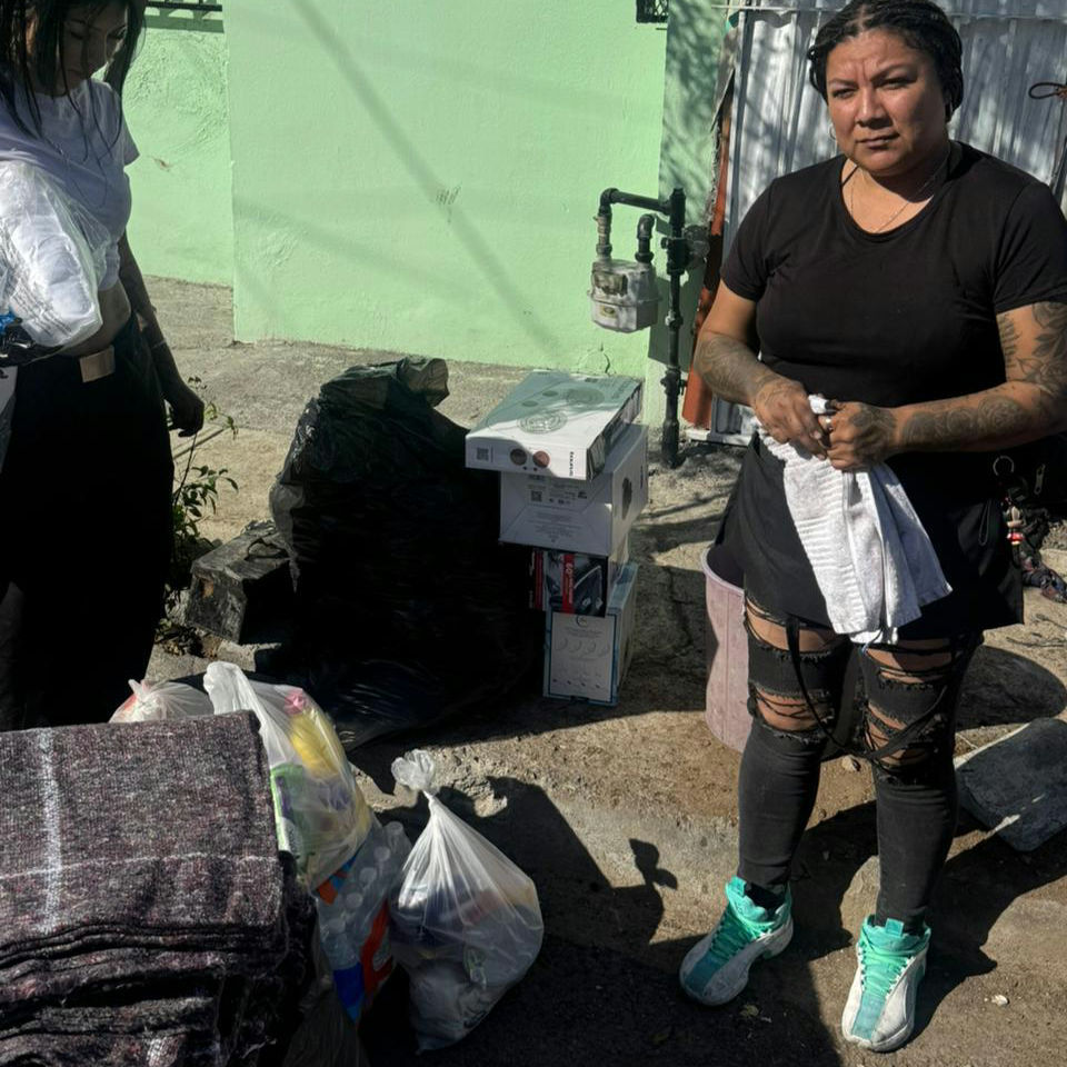 Entrega DIF Escobedo apoyo a familia afectada por incendio