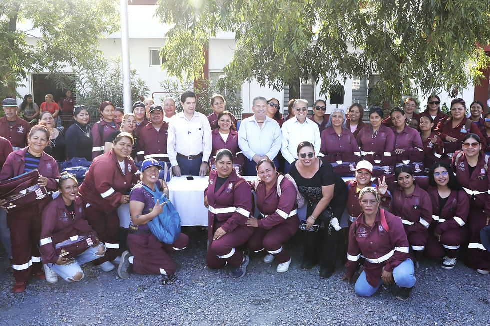 Escobedo entrega uniformes a cuadrillas de Servicios Públicos