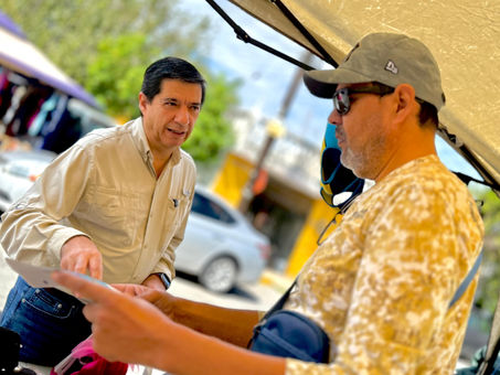 Lleva Canales defensa de la Transformación al mercadito de Jardines del Canadá