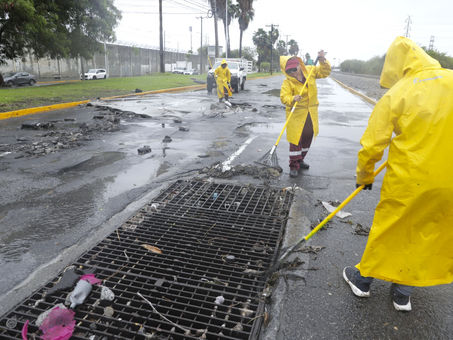 Lluvias agravan daños en Barragán por drenaje de AyD sin reparar